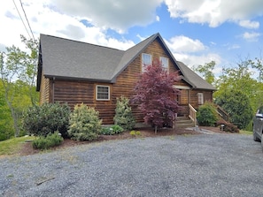 Exterior - Dog Friendly Skyline Drive Retreat: 3 King Suites, Views & Firepit! 1pm checkout (Front Royal)