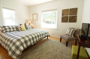 2 bedrooms, iron/ironing board, free WiFi, bed sheets - Bluebird Day - Hill Street Beauty (Bend)