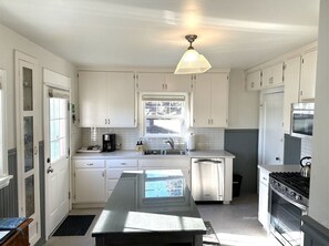 Kylskåp, mikrovågsugn, ugn och spishäll