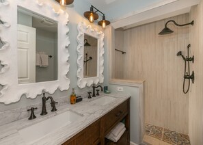 Bañera con ducha, secador de pelo, toallas, jabón