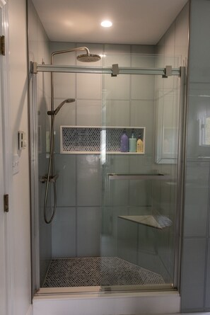 Shower, hair dryer, towels, soap - Panaramic Somes Sound Ocean and Mountain View (Mt Desert)