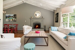 TV, lareira, DVD player