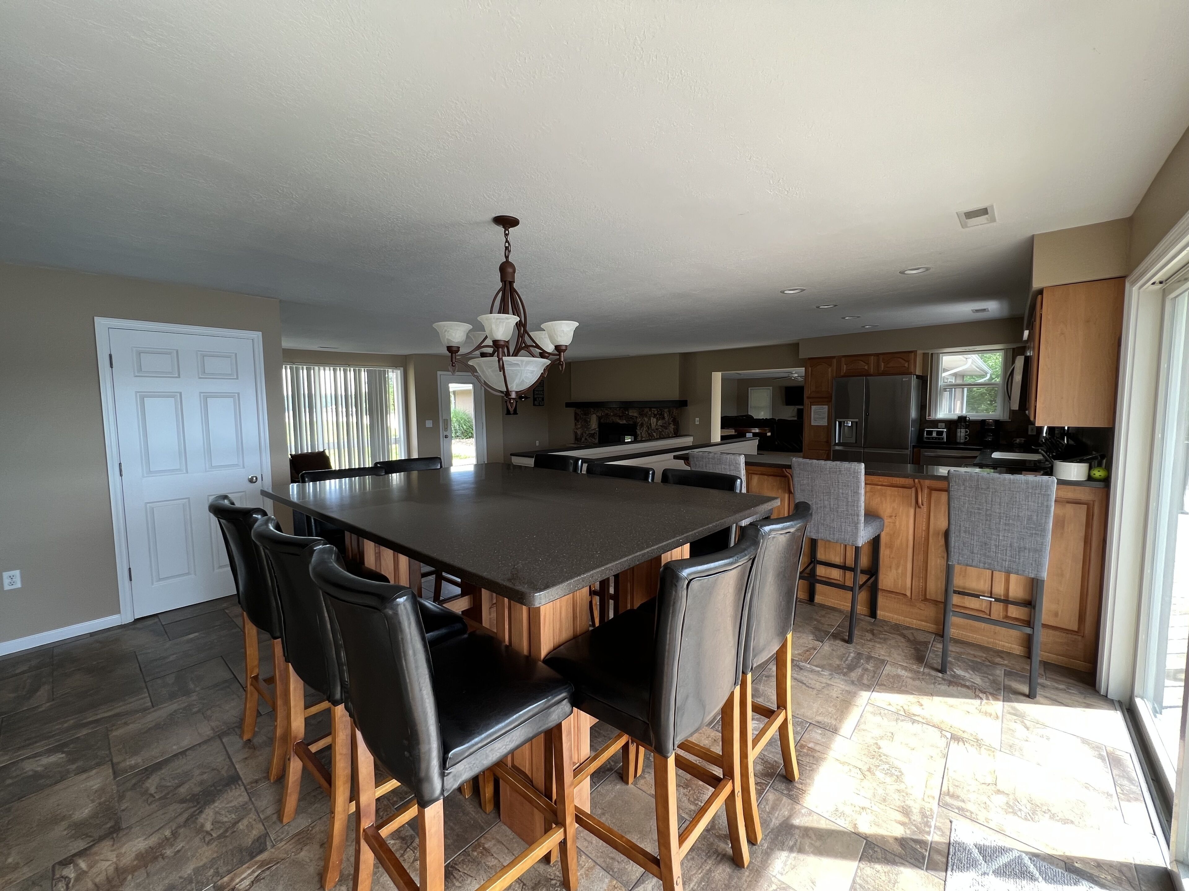 5 Bedroom, 4000 Sqft House Walking Distance To H Toad and Shady Gators