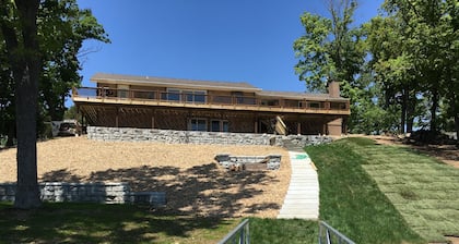 5 Bedroom, 4000 Sqft House Walking Distance To H Toad and Shady Gators