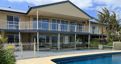 Resort Style Apartment (Ground Floor) - Pool & More. Pets Welcome.