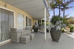Terrace/patio - Resort Style Apartment (Ground Floor) - Pool & More. Pets Welcome. (Lakes Entrance)