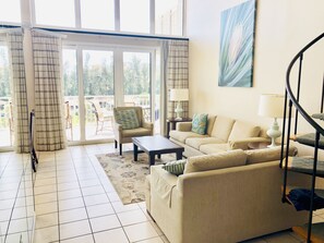 Télévision, lecteur de DVD, table de tennis de table, livres