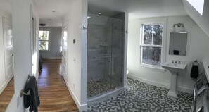 Badewanne, Haartrockner, Handtücher