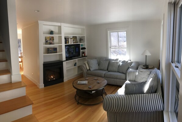 Televisión y chimenea 