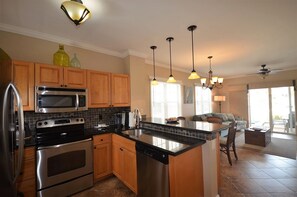 Jääkaappi, mikroaaltouuni, uuni, liesi