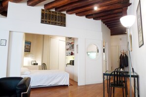 1 habitación, tabla de planchar con plancha, wifi gratis y ropa de cama
