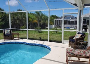 Innendørsbasseng og et oppvarmet basseng