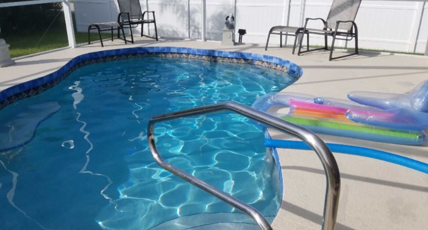 Innendørsbasseng og et oppvarmet basseng