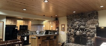MODERN LOG CABIN-HOT TUB-TAHOE PARK BCH ACCESS
