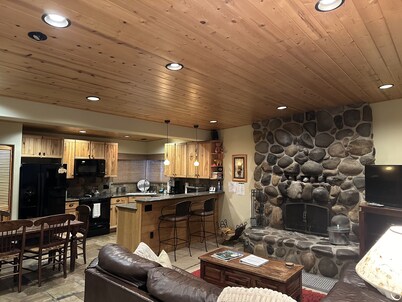 MODERN LOG CABIN-HOT TUB-TAHOE PARK BCH ACCESS