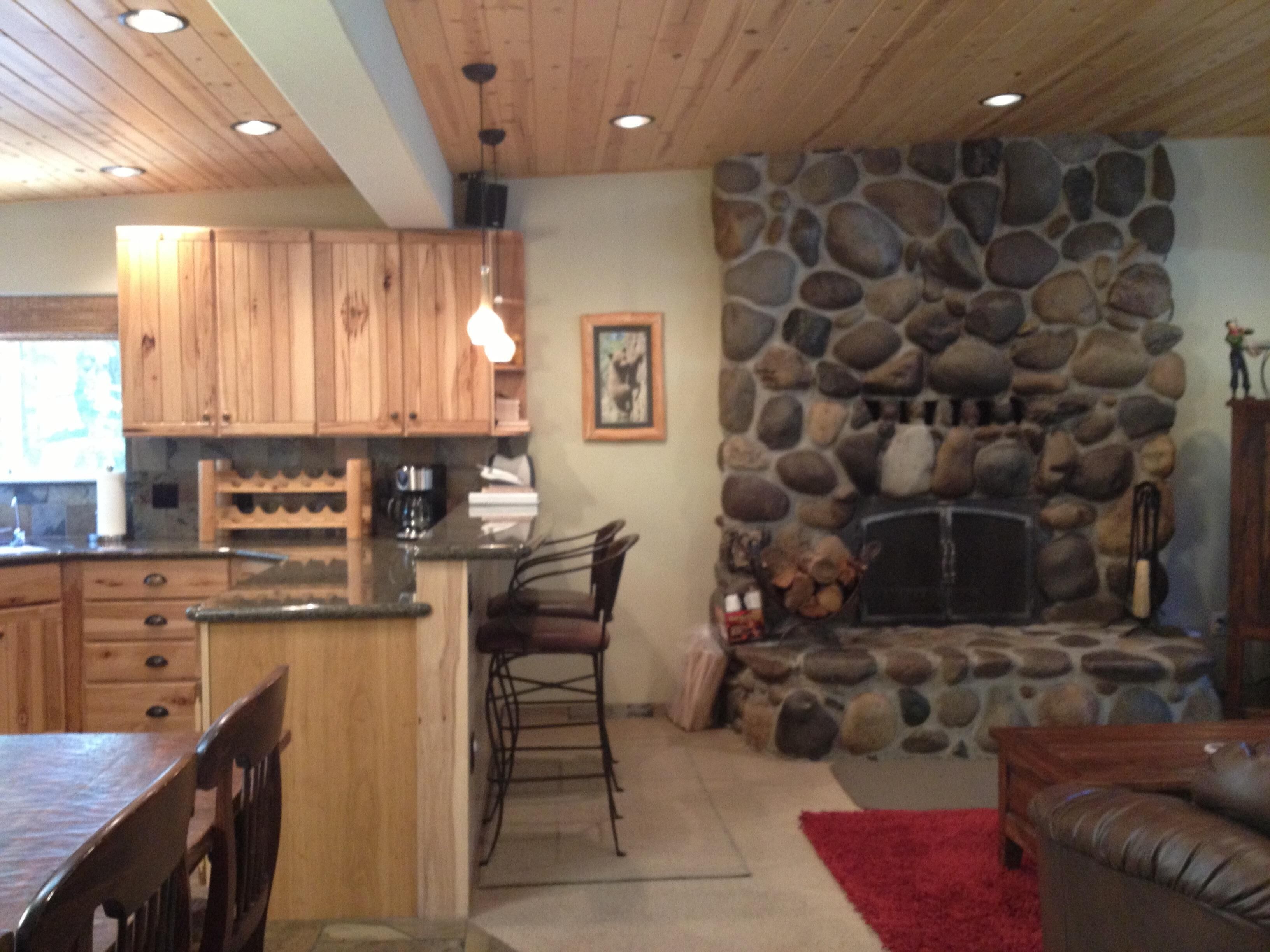 FALL SPECIAL-LUXURY LOG CABIN: WALK TO LAKE,TAHOE PARK BEACH AMENITIES-HOT TUB! 