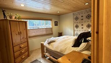 2 makuuhuonetta, silitysrauta/-lauta, vauvan matkasänky, Wi-Fi