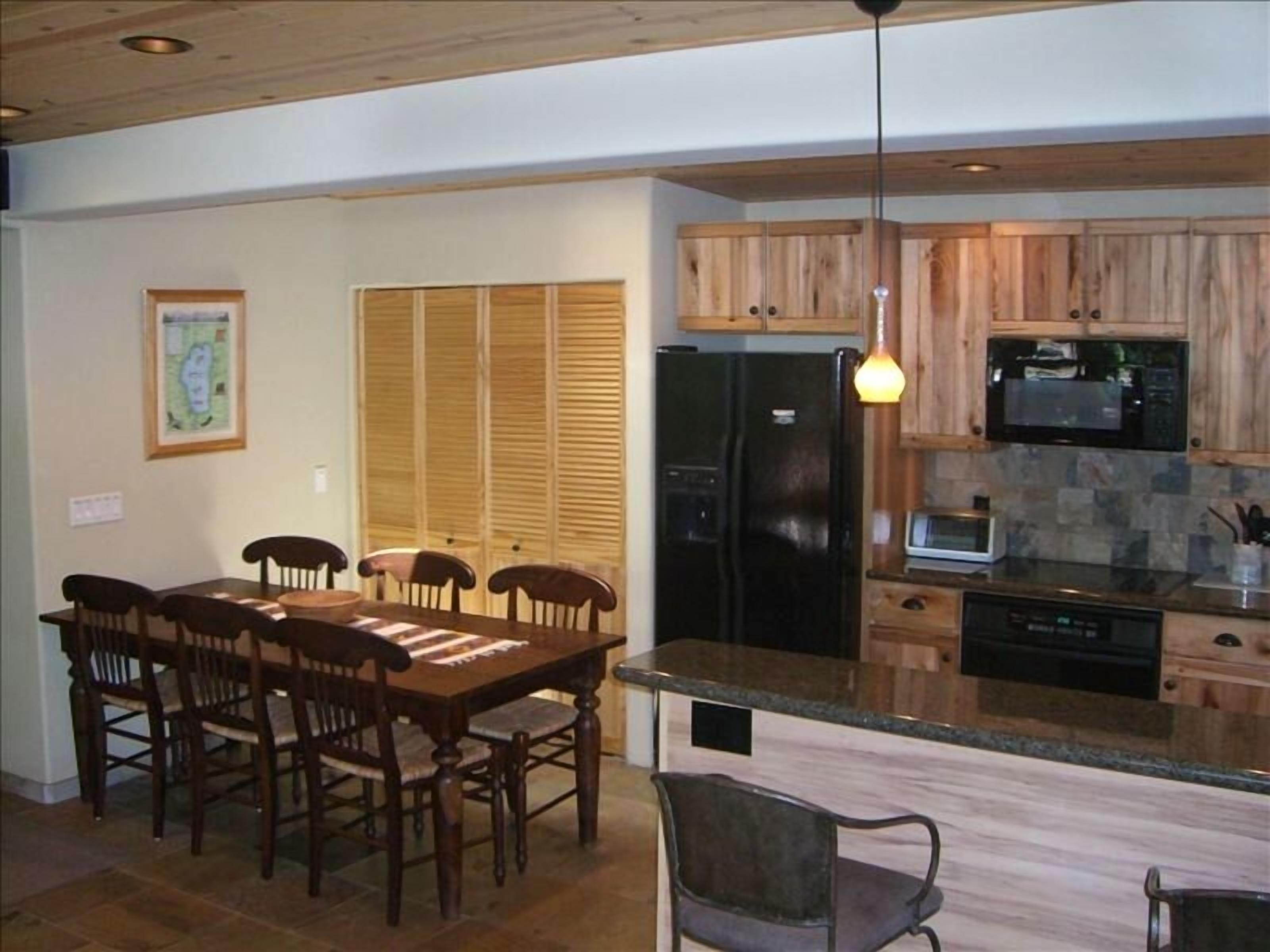 FALL SPECIAL-LUXURY LOG CABIN: WALK TO LAKE,TAHOE PARK BEACH AMENITIES-HOT TUB! 