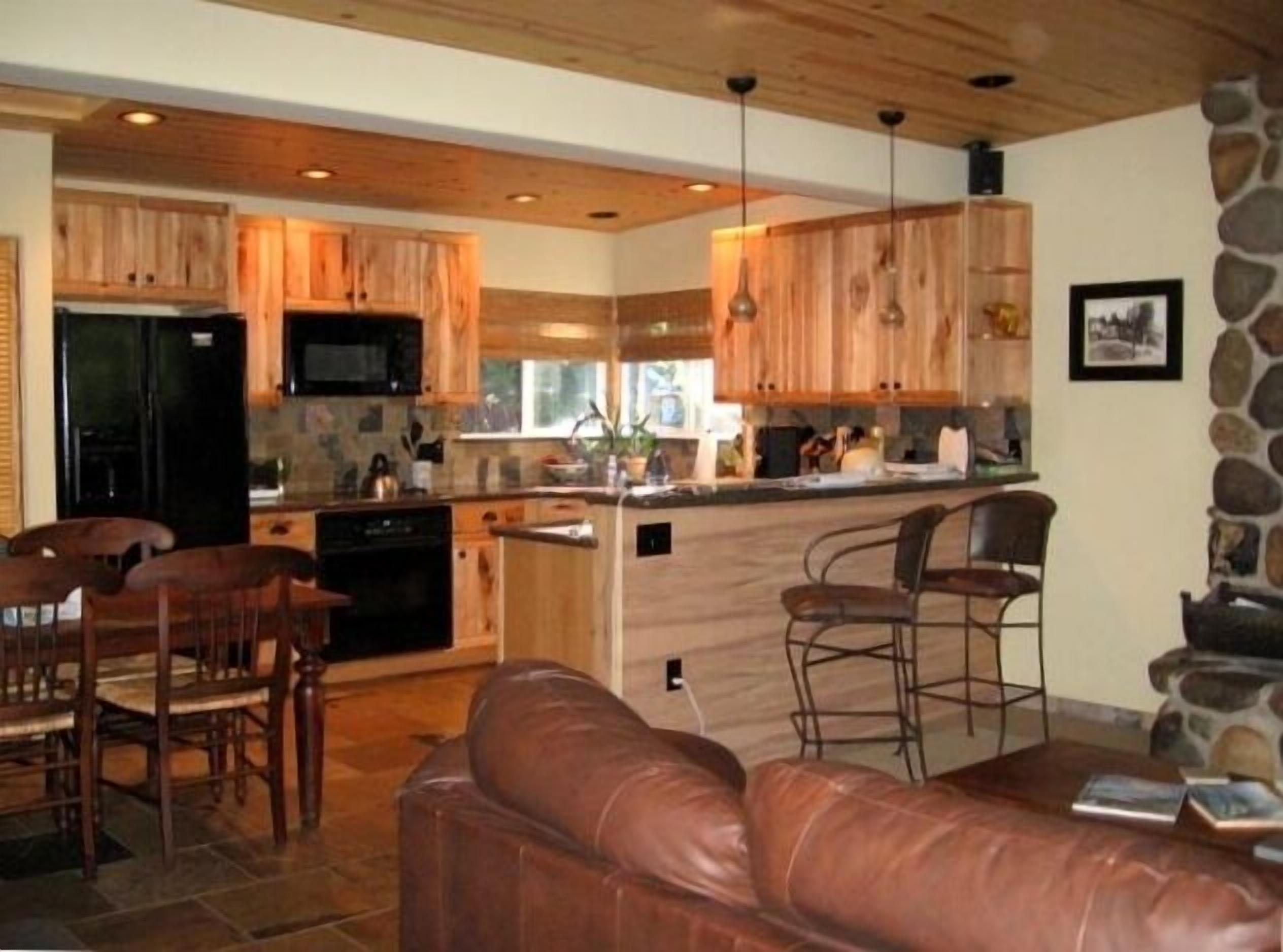 FALL SPECIAL-LUXURY LOG CABIN: WALK TO LAKE,TAHOE PARK BEACH AMENITIES-HOT TUB! 