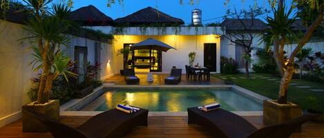 Piscine extérieure, chaises longues