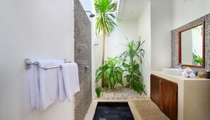 Dusche, Haartrockner, Handtücher, Shampoo