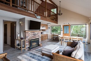 TV, fireplace, stereo - Waterfront Beach House, Whidbey Island Langley (Langley)