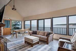 TV, fireplace, stereo - Waterfront Beach House, Whidbey Island Langley (Langley)