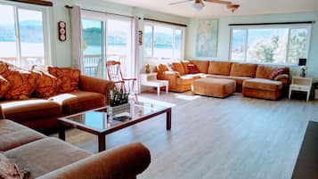 Smart TV, fireplace, stereo