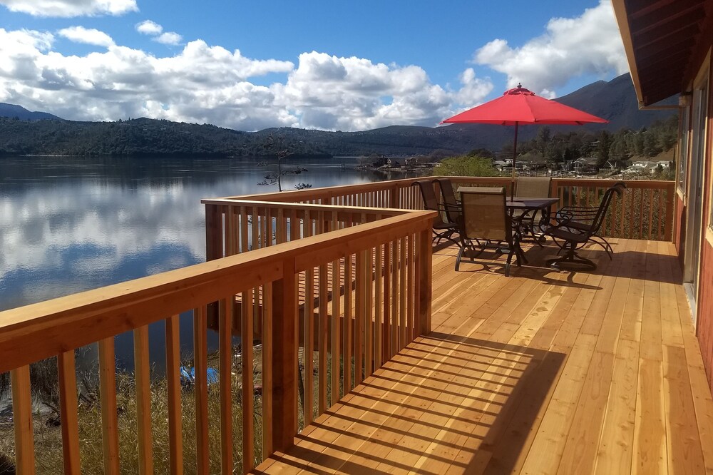 Beautiful Lake Front house with Spectacular view, new deck/private dock sleep 6