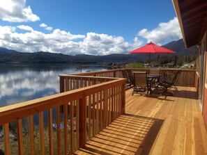 Outdoor dining - Beautiful Lake Front house with Spectacular view, new deck/private dock sleep 6 (Clearlake)