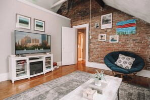 Smart-TV, peis, DVD-spiller og bøker