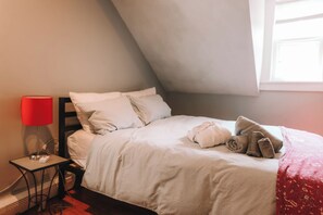 2 soverom, skrivebord, strykejern/-brett og reiseseng for barn