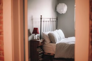 2 habitaciones, escritorio y tabla de planchar con plancha