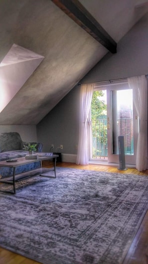 Smart-TV, Kamin, DVD-Player, Bücher