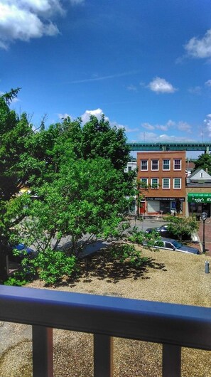 Property grounds - Cozy/warm Near-Commuter rail, Boston, Airport, Casino and More ! (Chelsea)