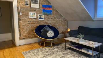 Een smart-tv, een open haard, een dvd-speler en boeken