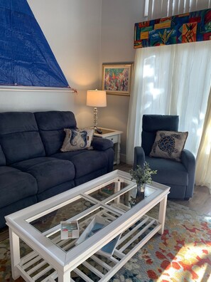 Smart TV, videogiochi, lettore DVD, libri