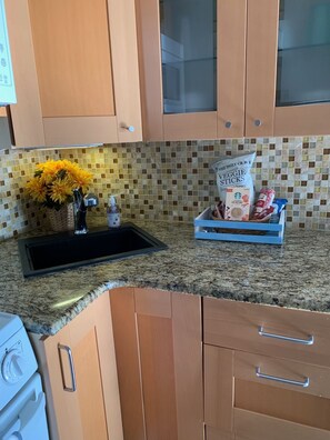 Frigorifero, microonde, forno, piano cottura