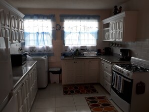 Een koelkast, een magnetron, een oven, een kookplaat