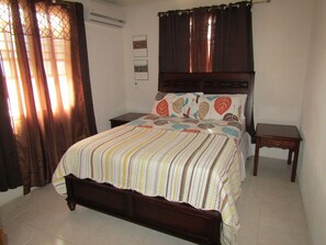 2 slaapkamers, een bureau, een strijkplank/strijkijzer, gratis wifi