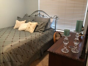 3 bedrooms, desk, iron/ironing board, travel cot - GREAT HOME NEAR MOUNTAINS (Sandy)