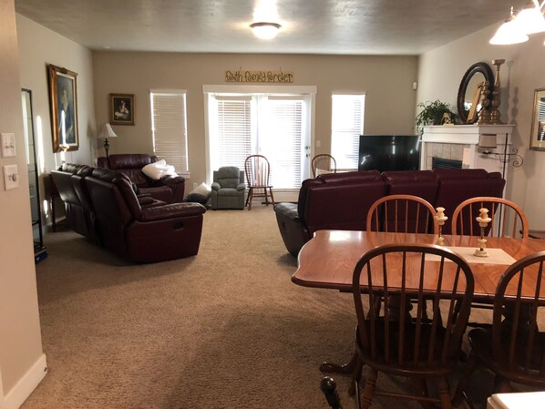TV, fireplace, books, printers - GREAT HOME NEAR MOUNTAINS (Sandy)