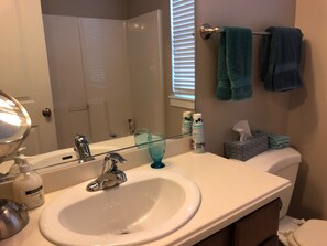 Combined shower/bathtub, hair dryer, towels, soap - GREAT HOME NEAR MOUNTAINS (Sandy)