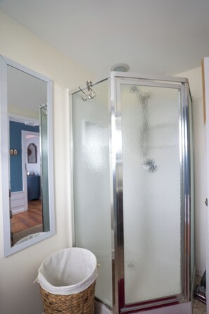 Dusche, Haartrockner, Seife, Shampoo