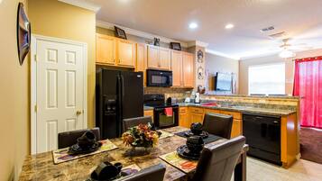 Lemari es, microwave, oven, dan kompor