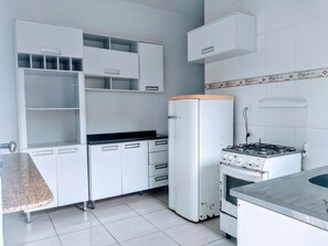 Geladeira, talheres/pratos/utensílios de cozinha