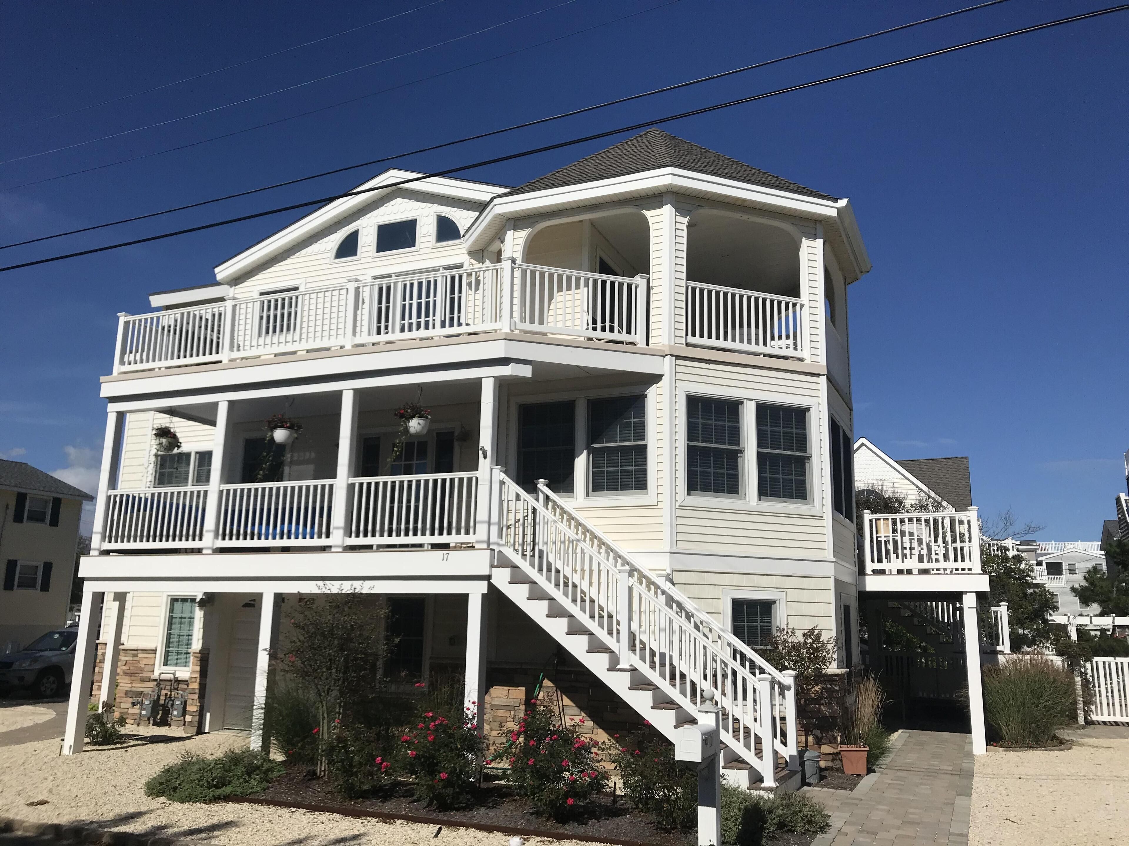 Oceanside, 4 Houses from Beach. Top Floor, Families Only.