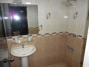 Towels, shampoo, toilet paper