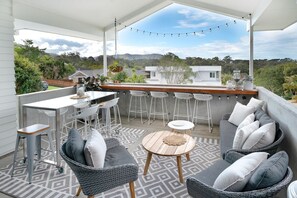 Outdoor dining - Coffs Harbour EXECUTIVE STYLE HOME & Pool - great location  (Coffs Harbour)