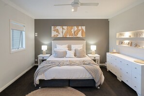 4 bedrooms, desk, iron/ironing board, travel cot - Coffs Harbour EXECUTIVE STYLE HOME & Pool - great location  (Coffs Harbour)